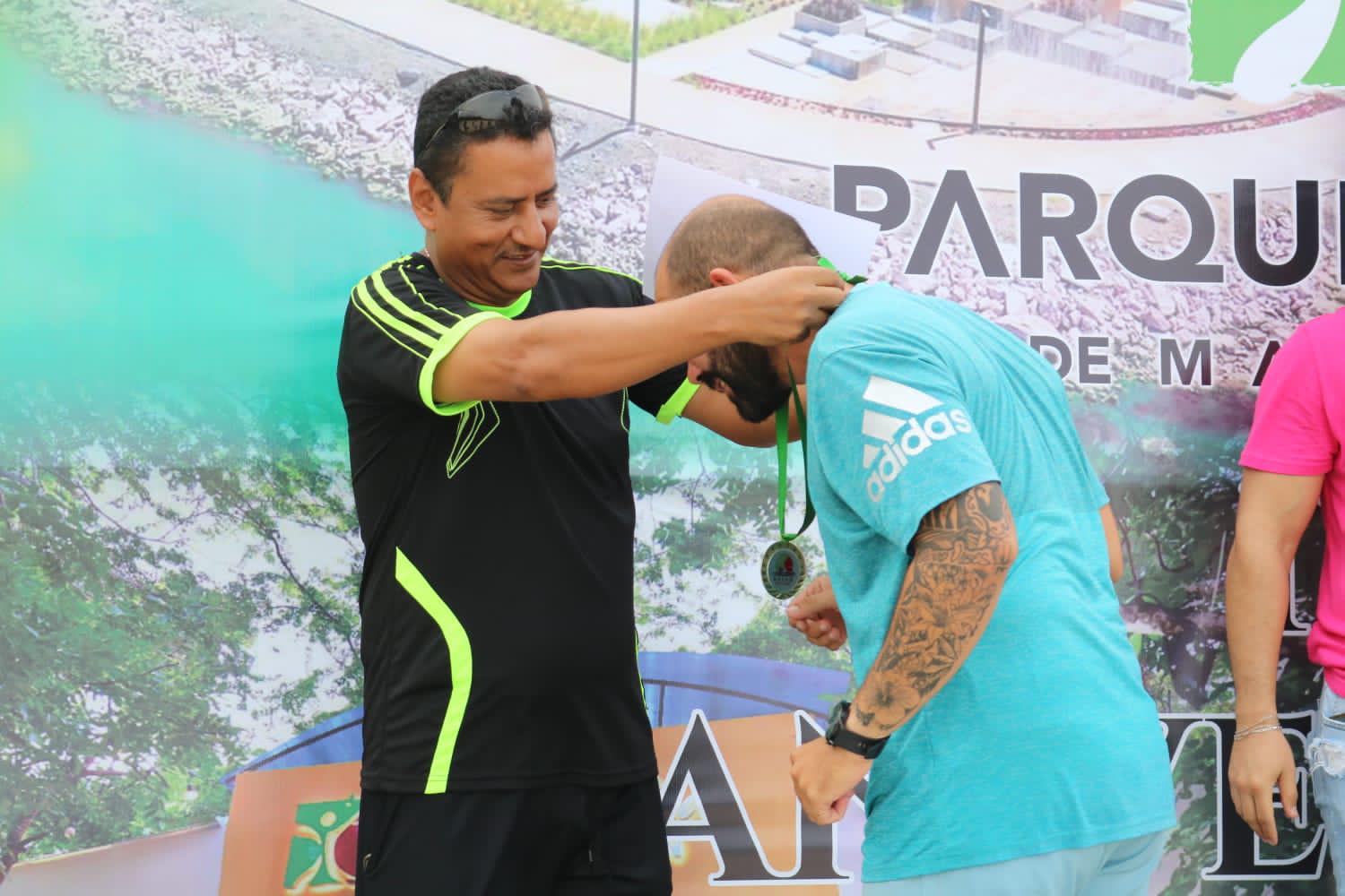 $!Se ponen a prueba en Competencia de Kayaks en el Parque Central Mazatlán