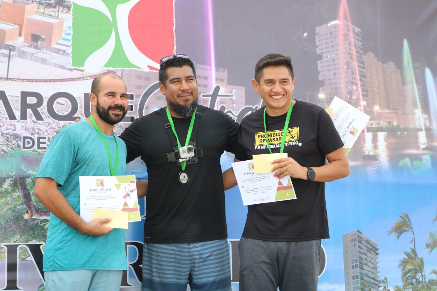 $!Se ponen a prueba en Competencia de Kayaks en el Parque Central Mazatlán