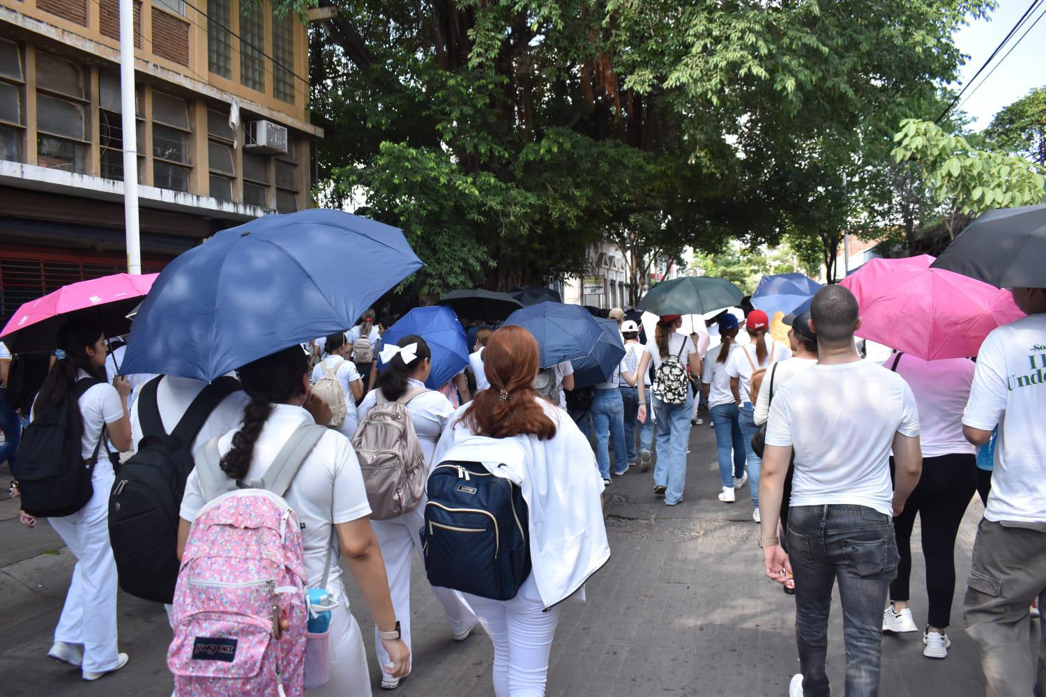 $!Marchan estudiantes de la UAS en defensa de la autonomía universitaria en Culiacán