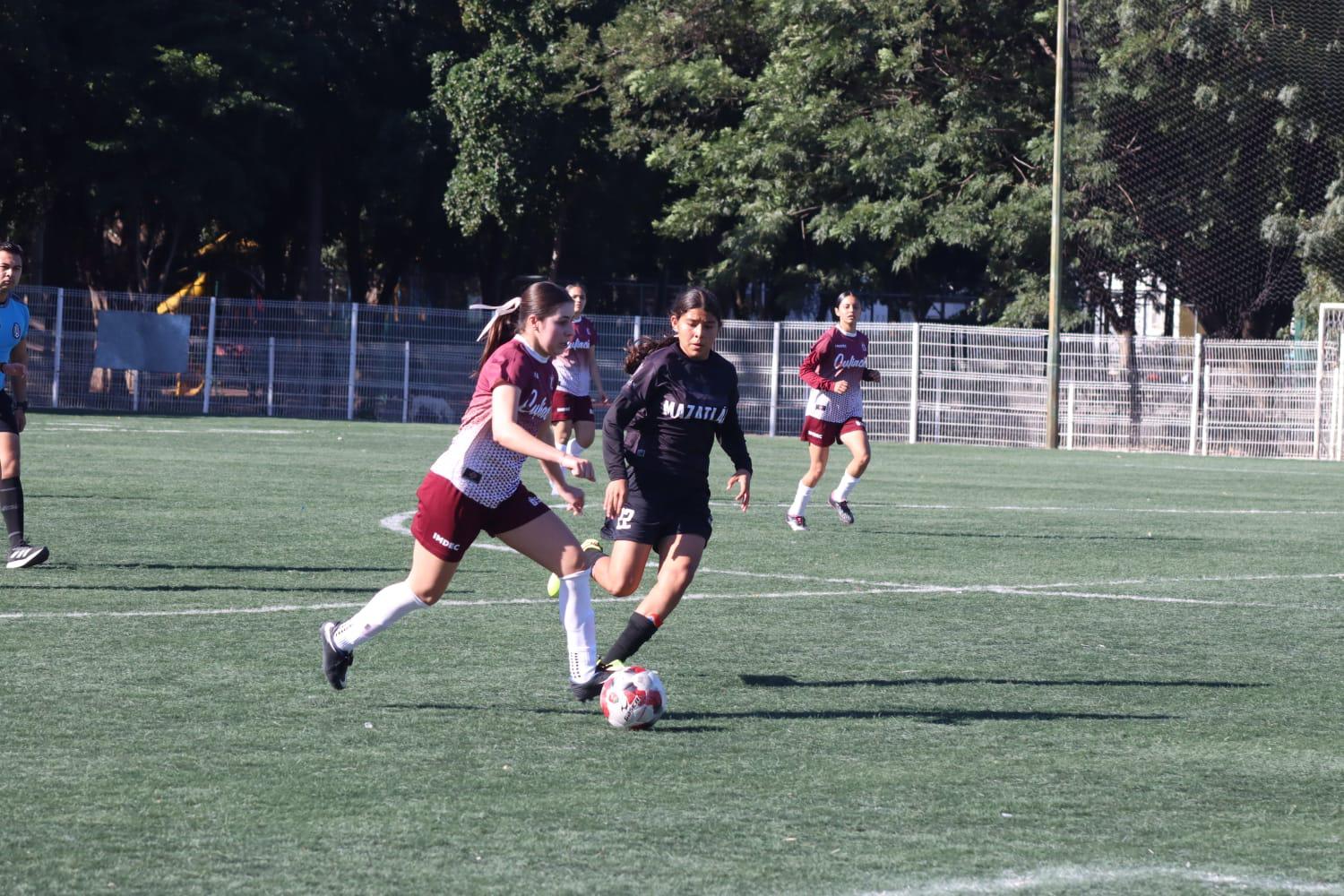 $!Mazatlán y Culiacán dividen victorias en el inicio del estatal de futbol femenil