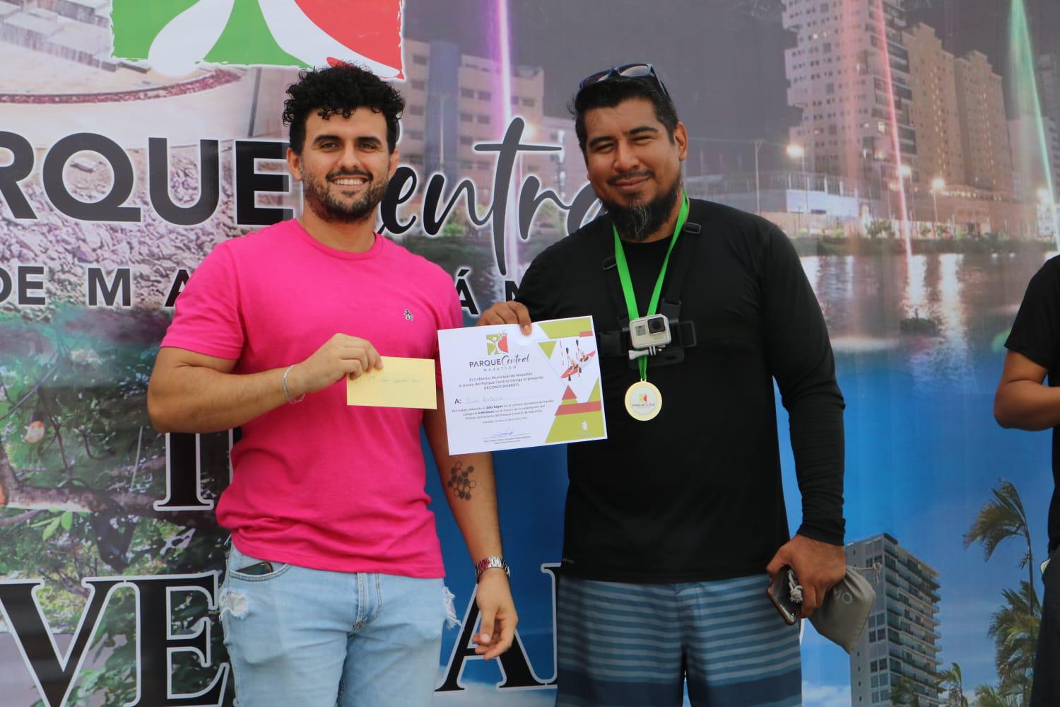 $!Se ponen a prueba en Competencia de Kayaks en el Parque Central Mazatlán