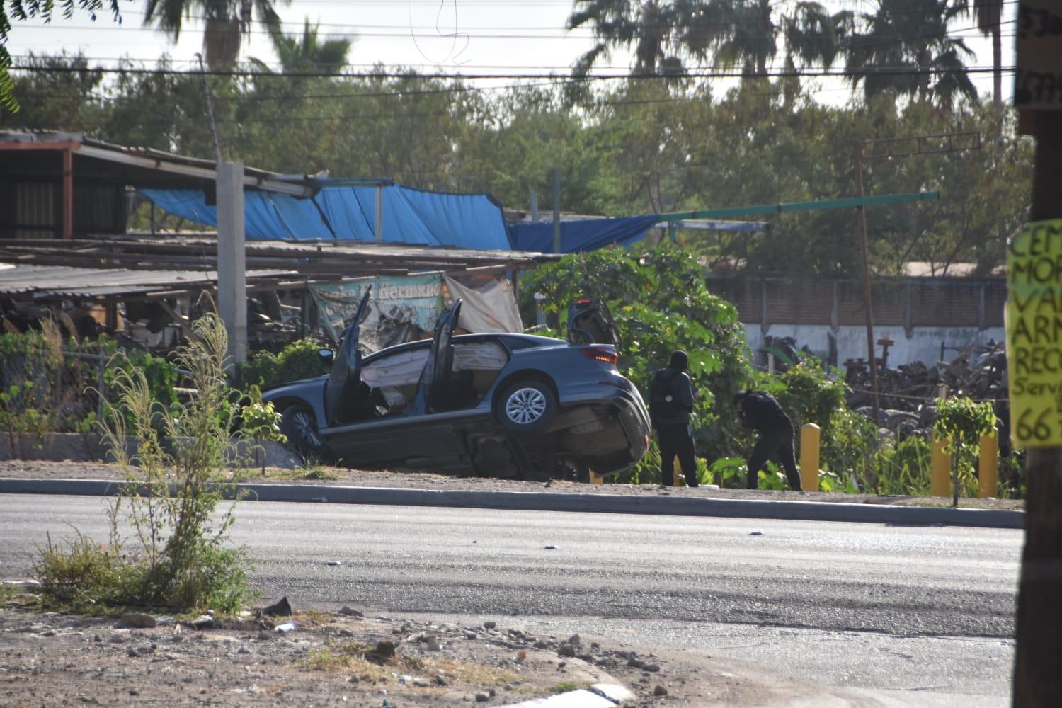 $!Realiza FGR peritaje en vehículos abandonados tras enfrentamiento armado en Alturas del Sur, en Culiacán