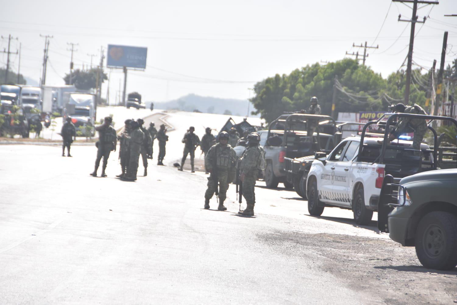 $!Enfrentamiento armado entre civiles y militares en Alturas del Sur deja un carro baleado y otro volcado