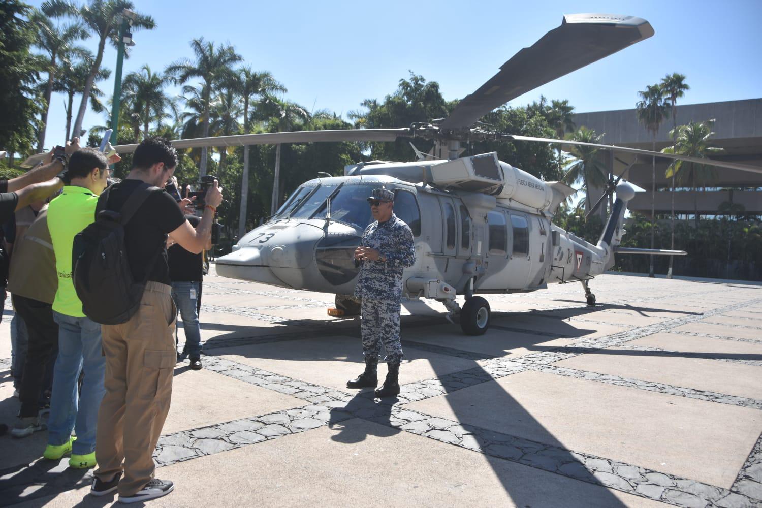 $!Con aterrizaje dos helicópteros, inicia instalación de exposición militar en Palacio de Gobierno