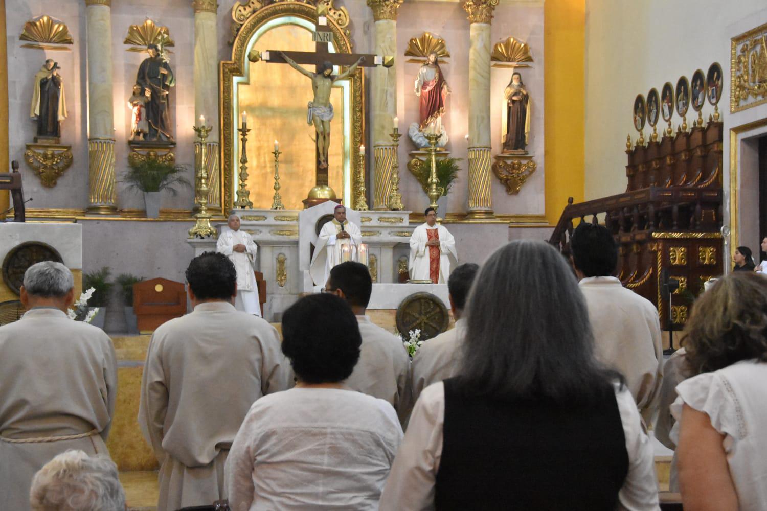 $!Obispo de Culiacán lava los pies de sacerdotes en conmemoración de Jueves Santo