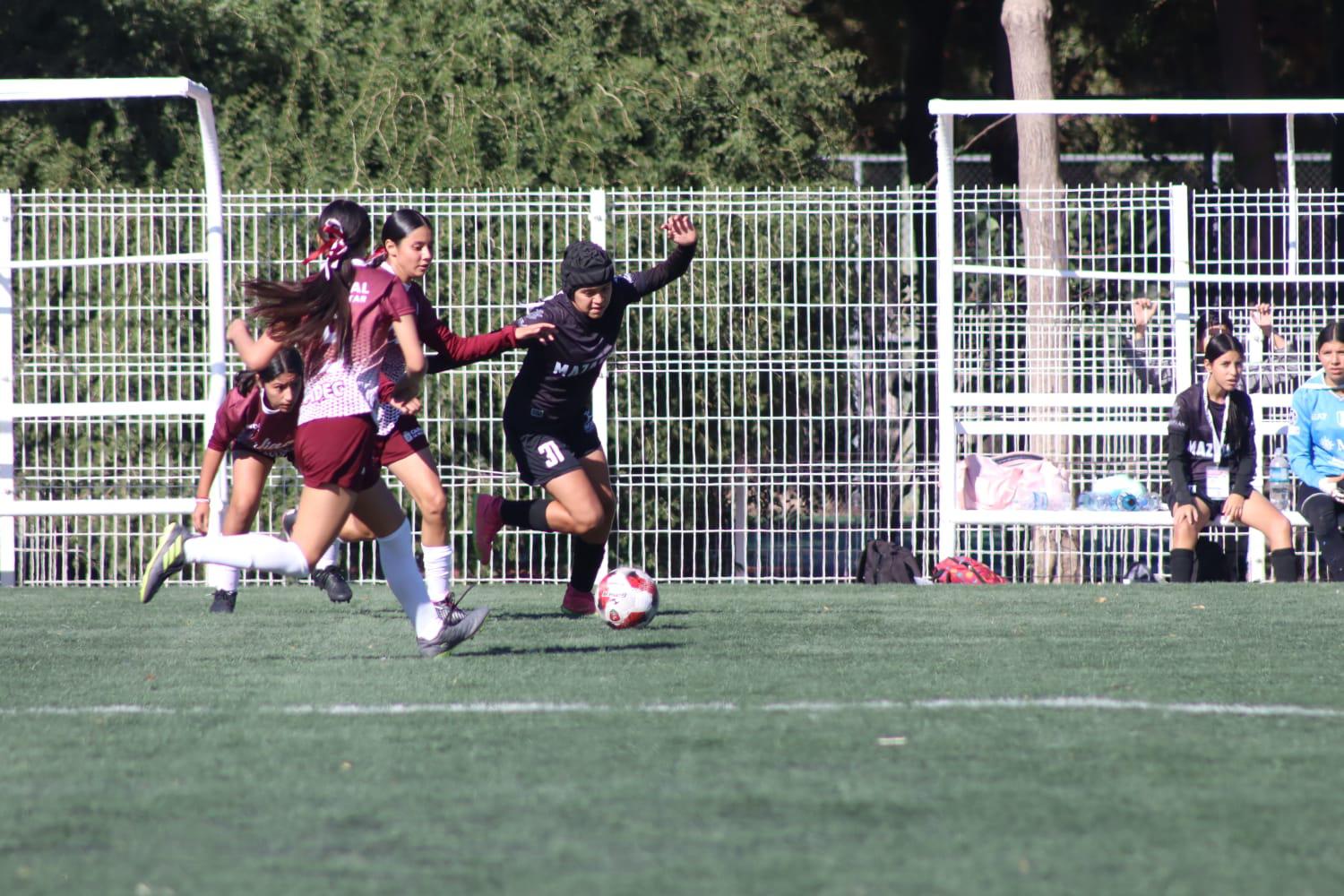 $!Mazatlán y Culiacán dividen victorias en el inicio del estatal de futbol femenil