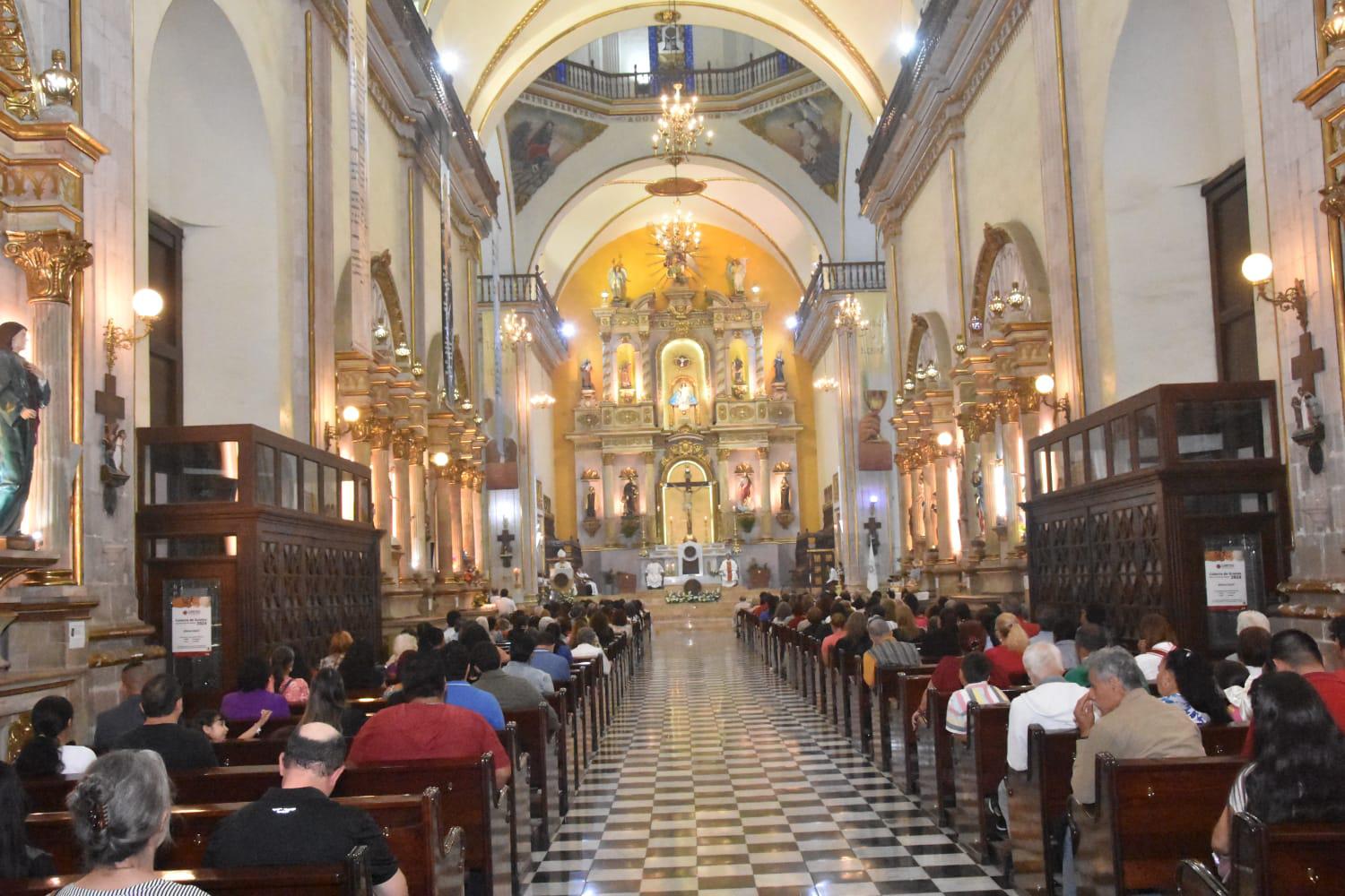 $!Obispo de Culiacán lava los pies de sacerdotes en conmemoración de Jueves Santo