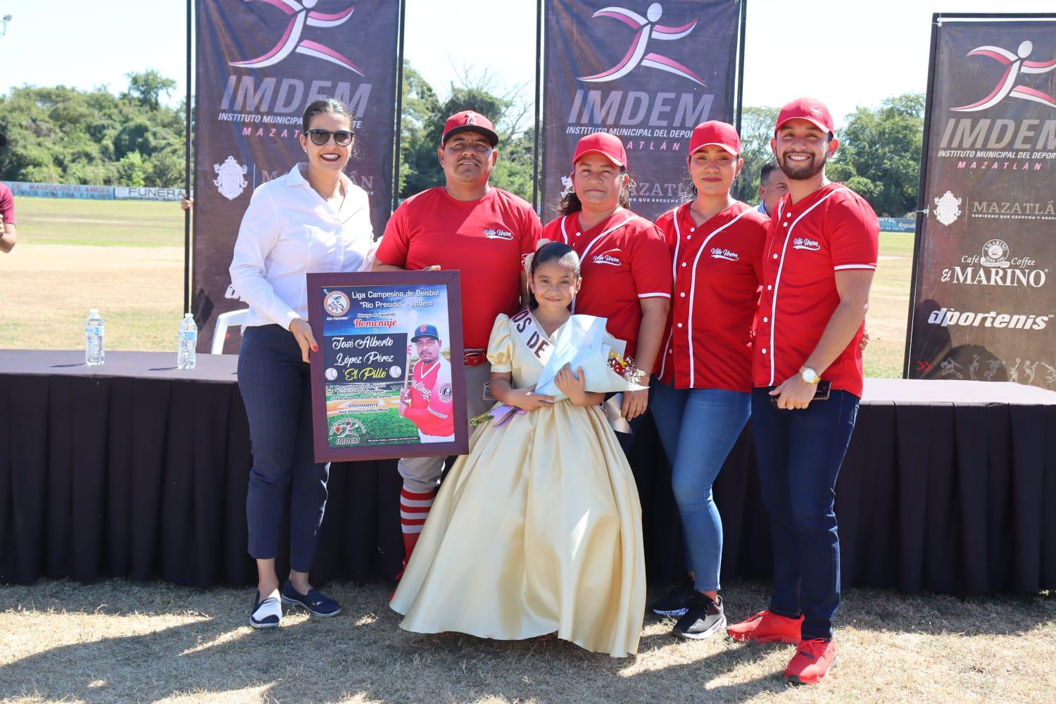 $!Cantan el playball en la Campesina Río Presidio, en honor al ‘Pillo’