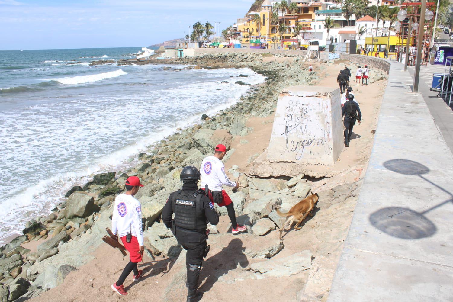 $!Retiran puntas, cristales y trozos de madera en el tradicional barrido por Olas Altas en Carnaval