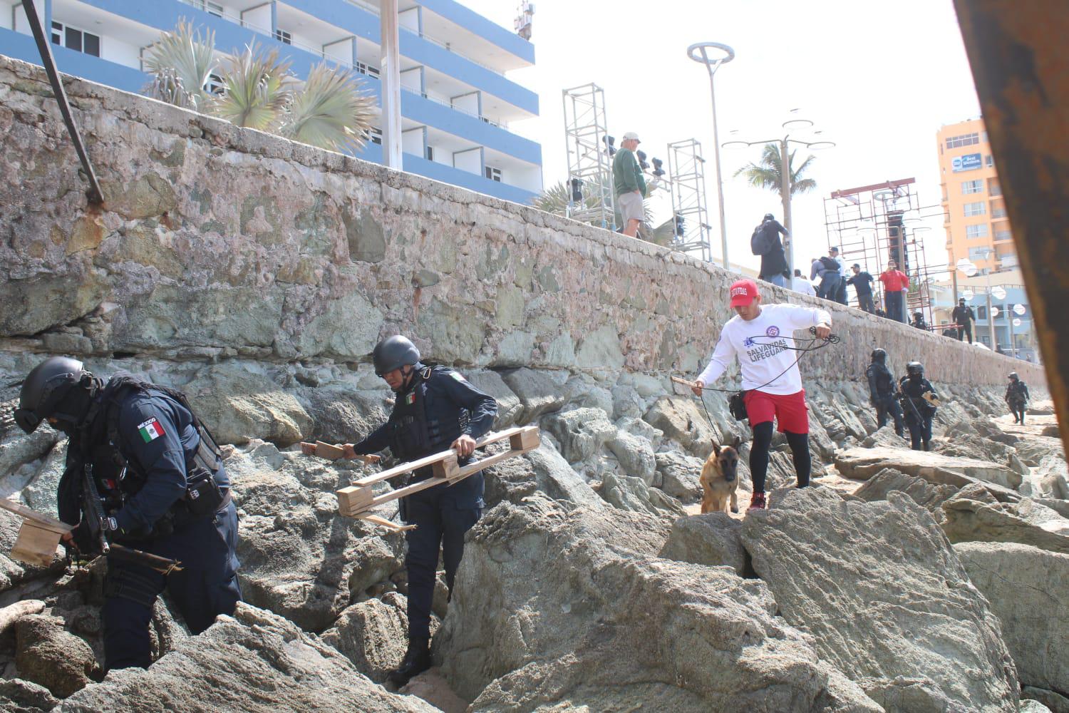 $!Retiran puntas, cristales y trozos de madera en el tradicional barrido por Olas Altas en Carnaval