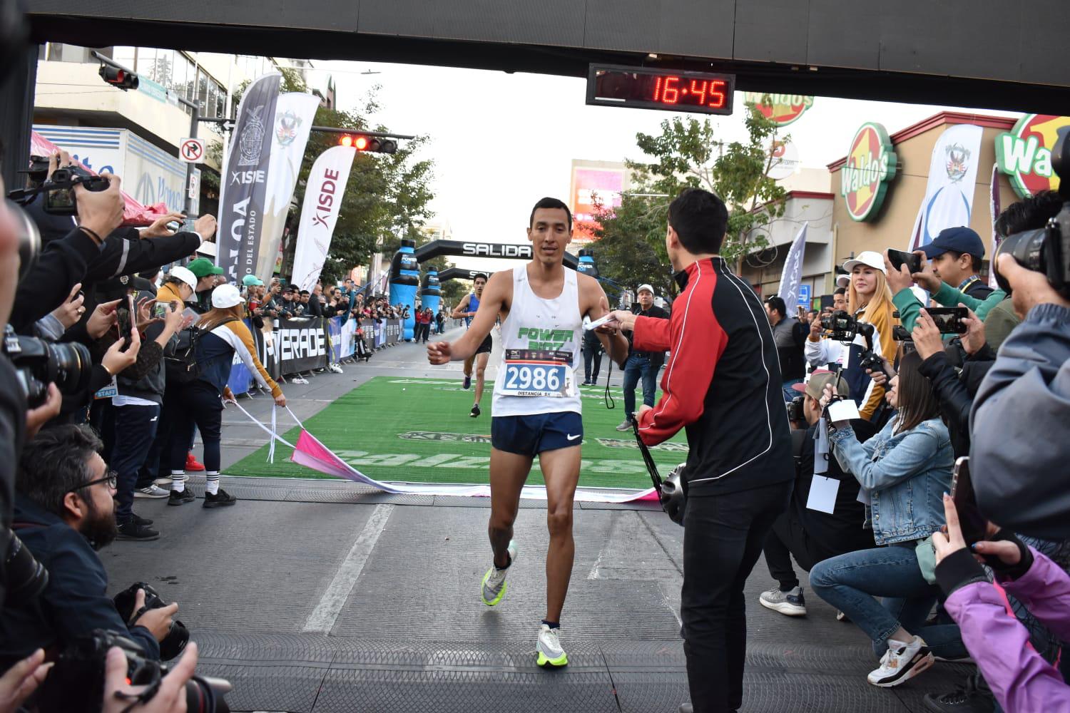 $!Sinaloenses Leyva y Ayala ganan los 5K del Maratón Internacional de Culiacán