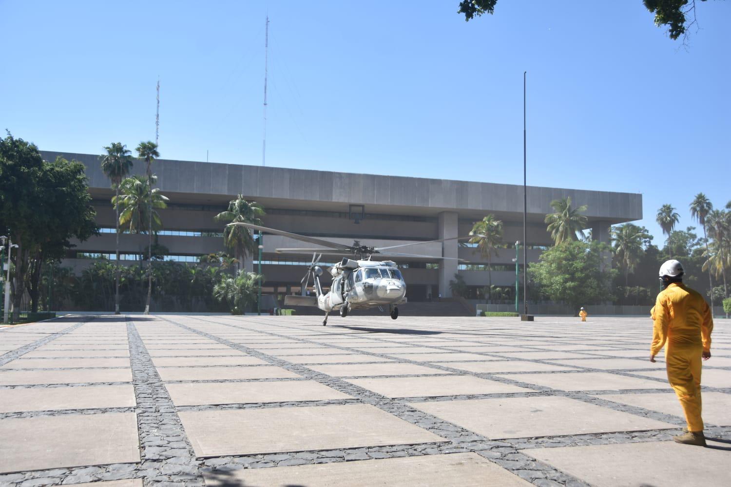 $!Con aterrizaje dos helicópteros, inicia instalación de exposición militar en Palacio de Gobierno