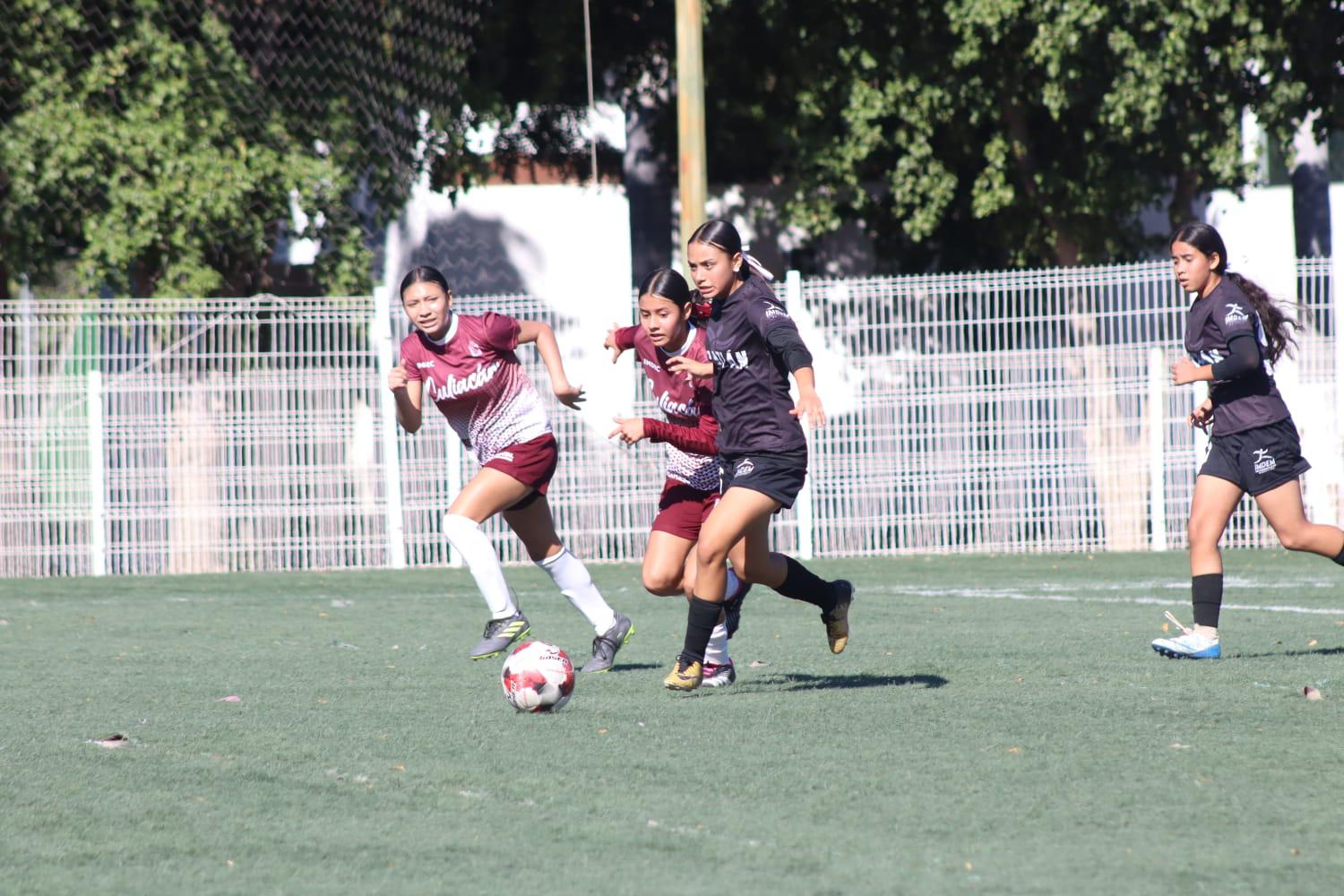 $!Mazatlán y Culiacán dividen victorias en el inicio del estatal de futbol femenil