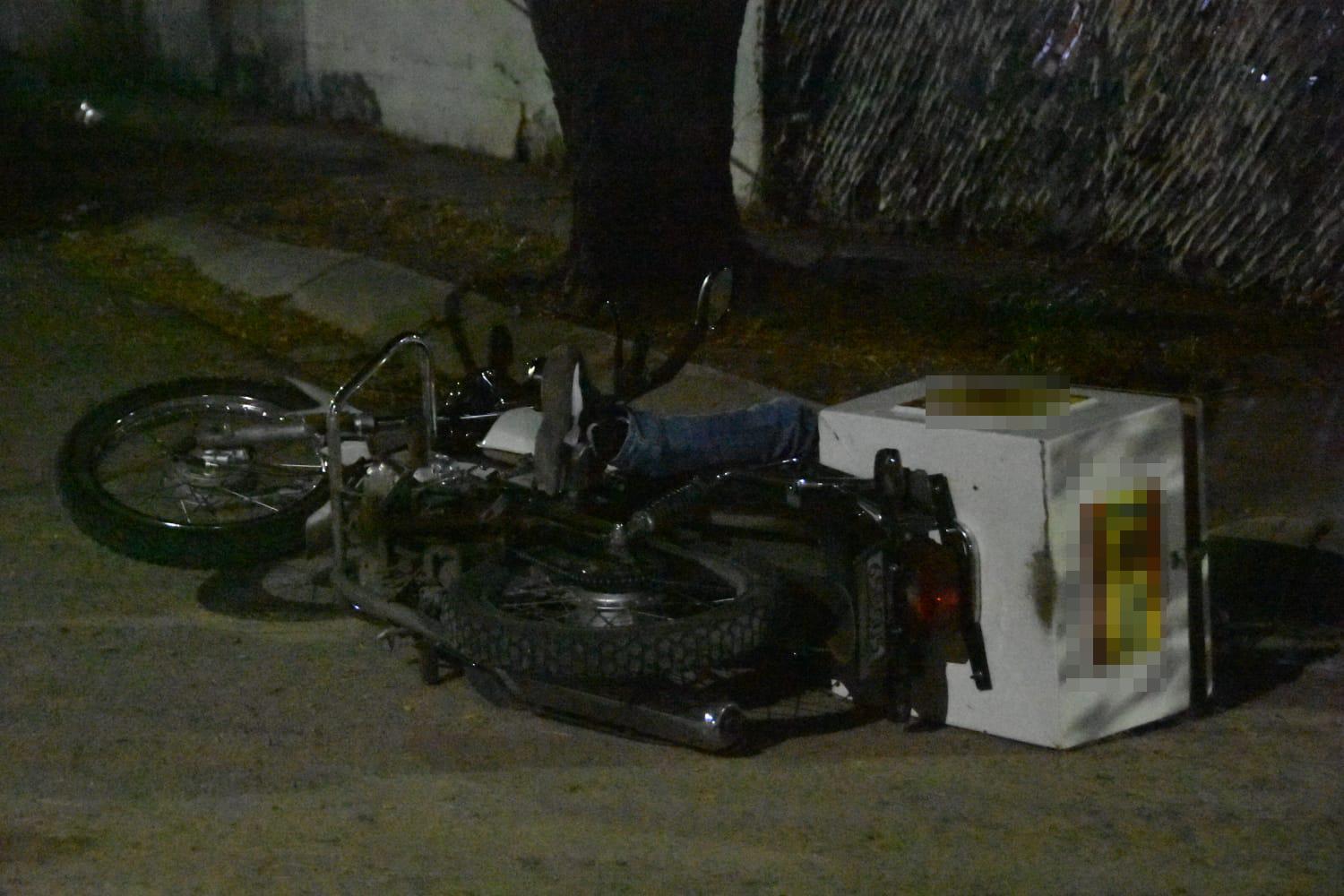 $!Atacan a balazos a motociclista; muere en las calles de Prados del Sur en Culiacán