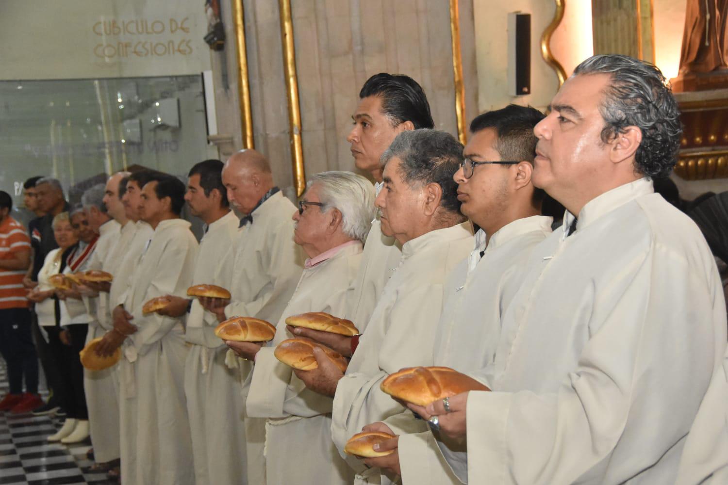 $!Obispo de Culiacán lava los pies de sacerdotes en conmemoración de Jueves Santo