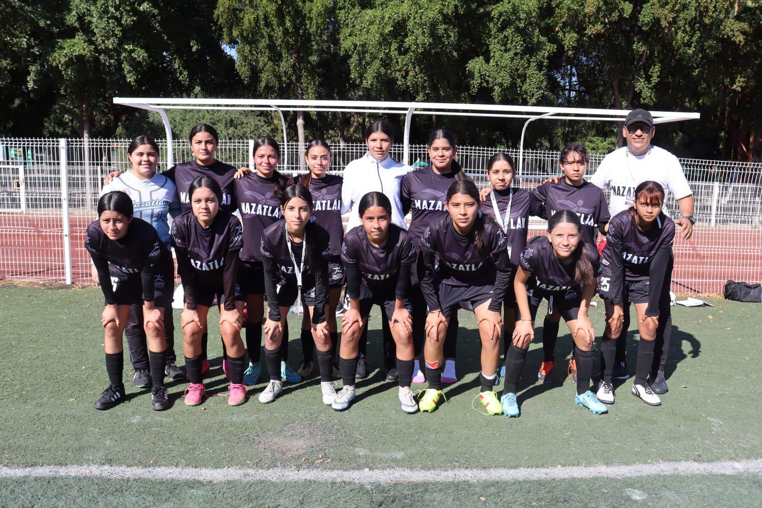 $!Mazatlán y Culiacán dividen victorias en el inicio del estatal de futbol femenil