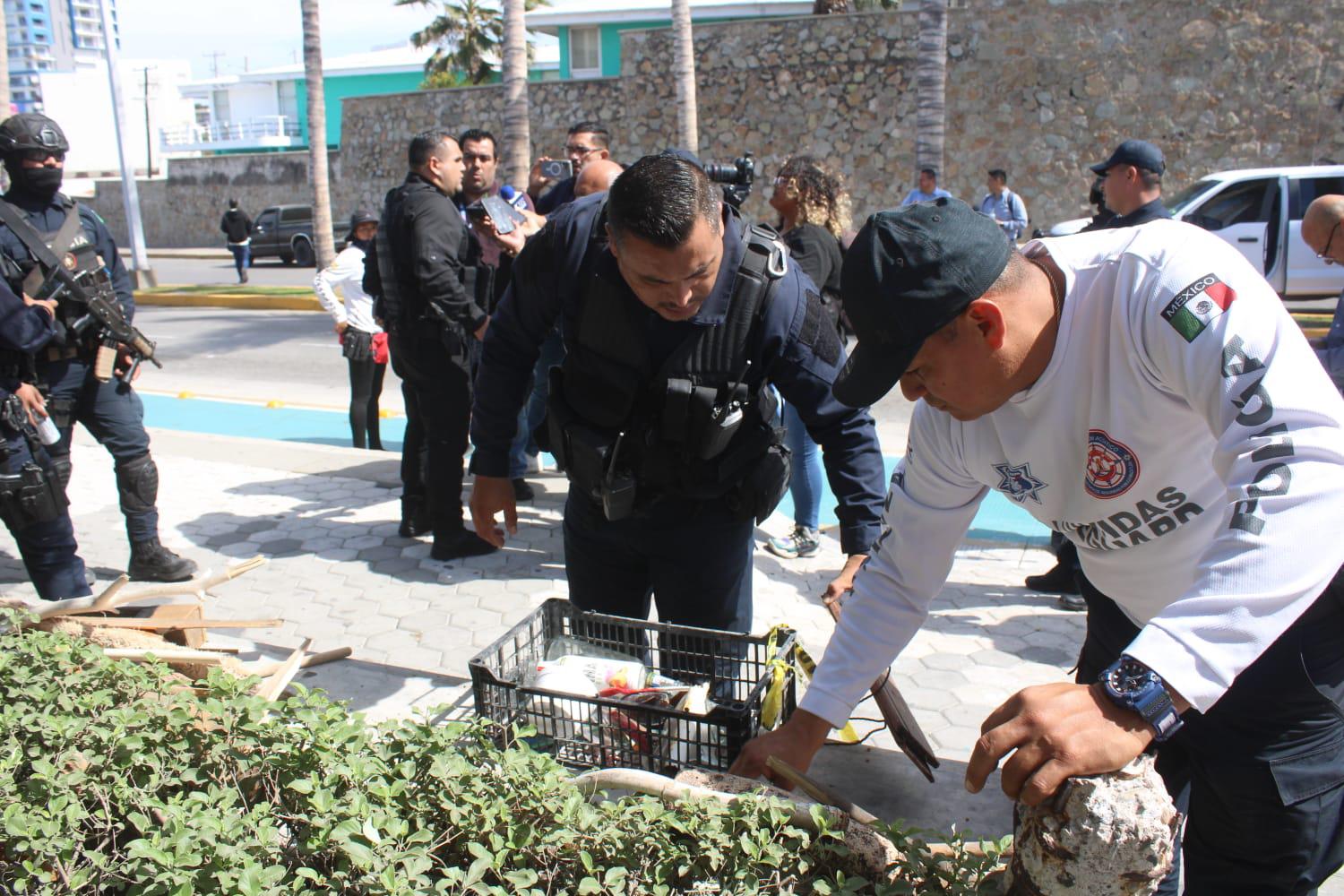 $!Retiran puntas, cristales y trozos de madera en el tradicional barrido por Olas Altas en Carnaval