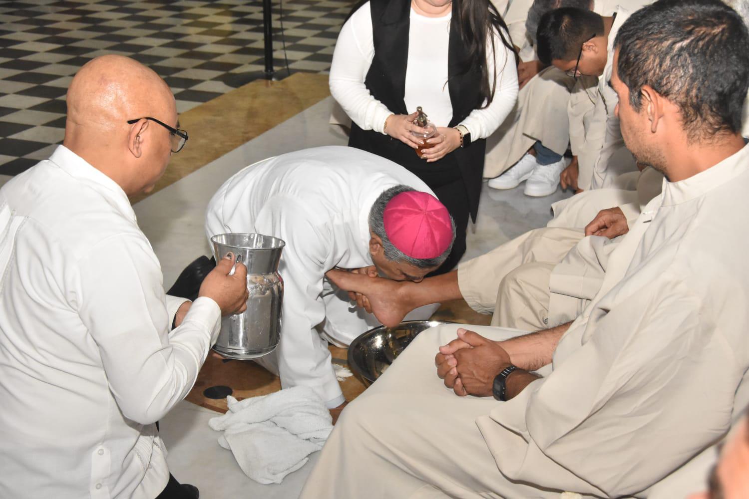 $!Obispo de Culiacán lava los pies de sacerdotes en conmemoración de Jueves Santo