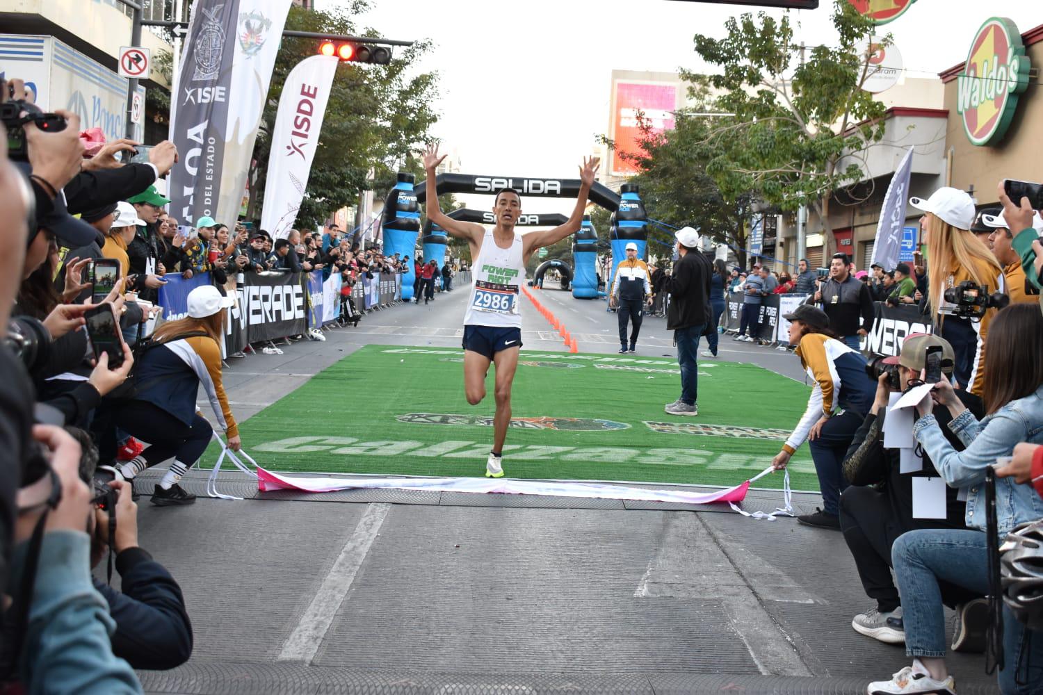 $!Sinaloenses Leyva y Ayala ganan los 5K del Maratón Internacional de Culiacán