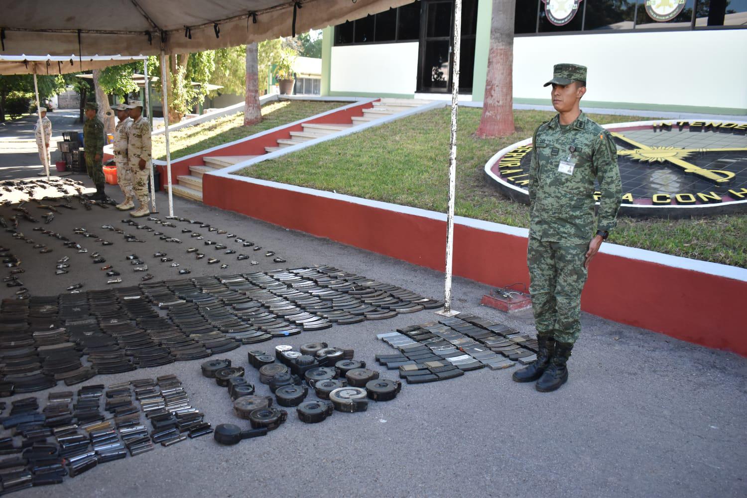 $!Destruyen en ceremonia más de 500 mil cartuchos y armas donadas en Sinaloa