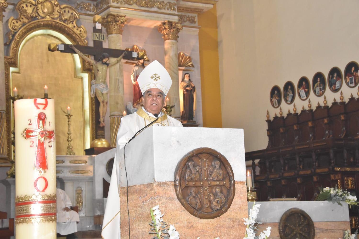 $!Obispo de Culiacán lava los pies de sacerdotes en conmemoración de Jueves Santo