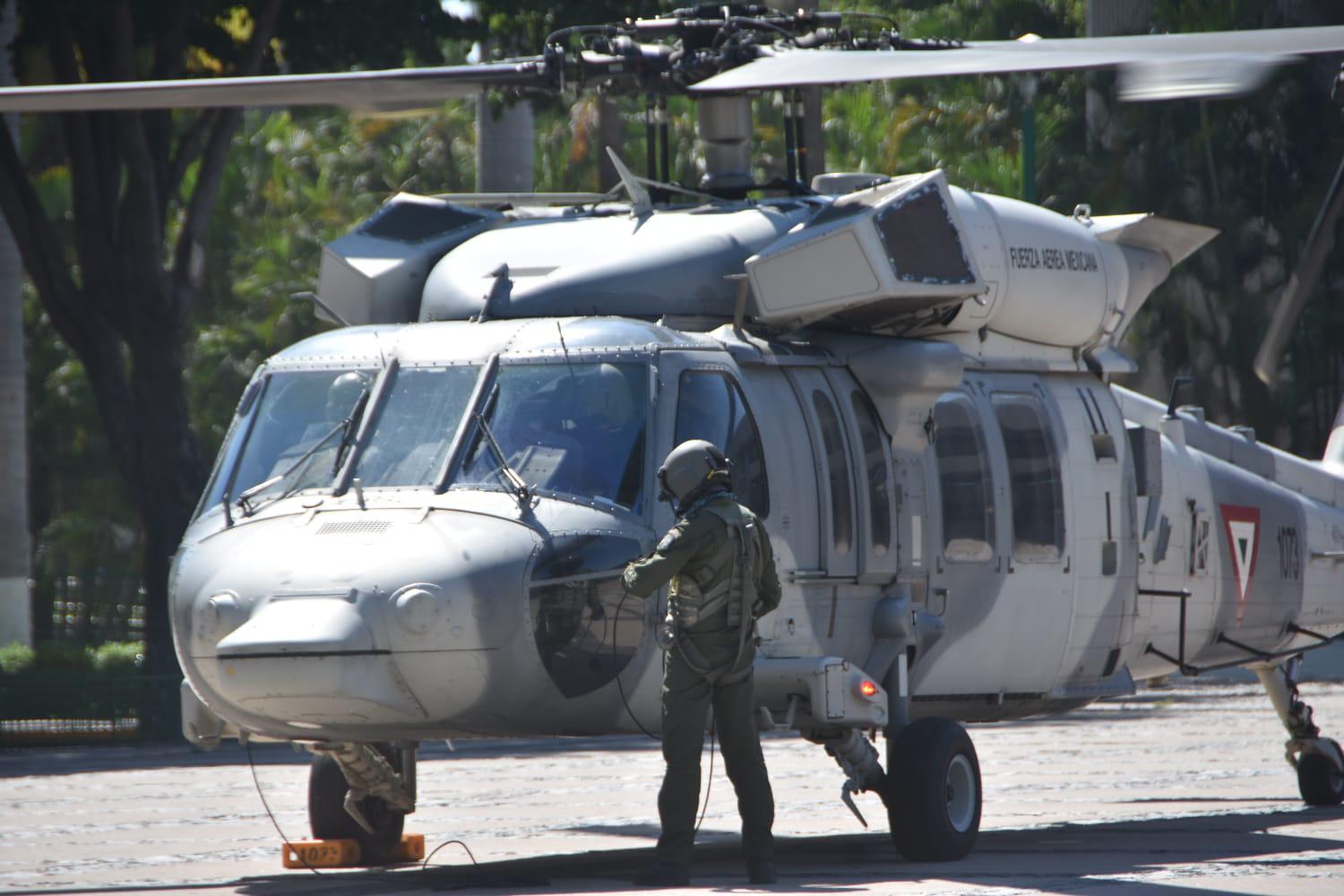 $!Con aterrizaje dos helicópteros, inicia instalación de exposición militar en Palacio de Gobierno