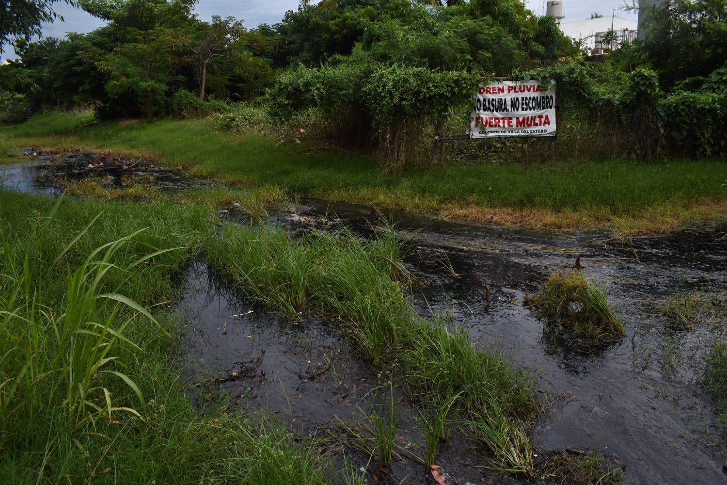 $!Viven en Villas del Estero en medio de fuga de aguas negras