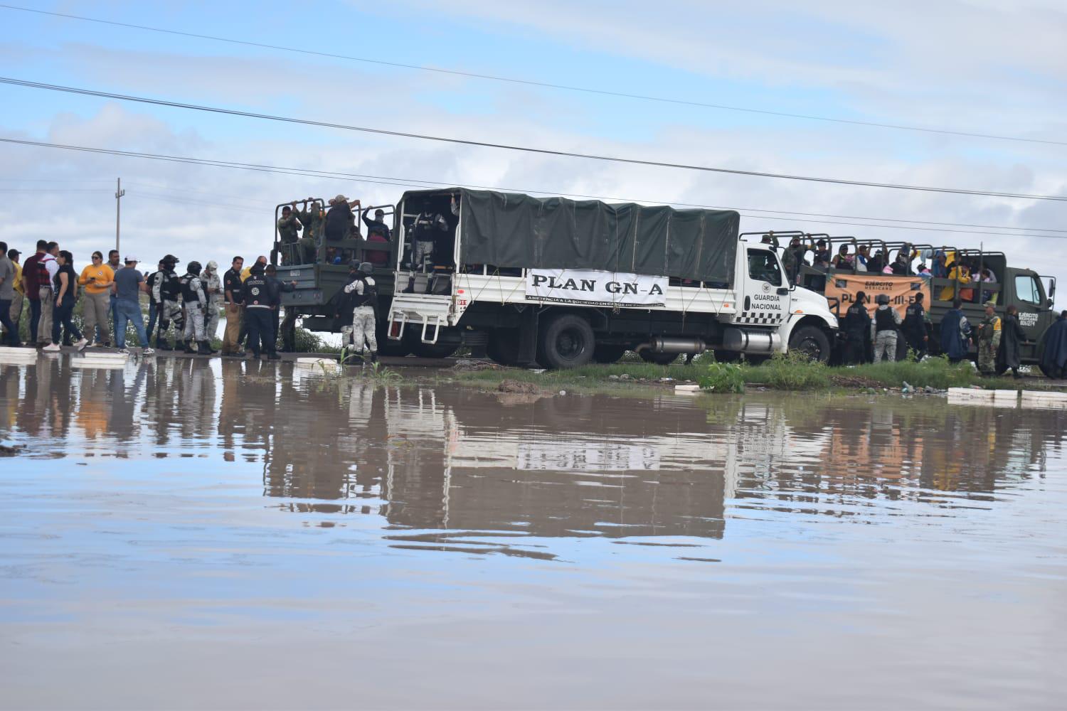 $!Rescatan a 74 jornaleros por inundación en campo agrícola de Villa Juárez