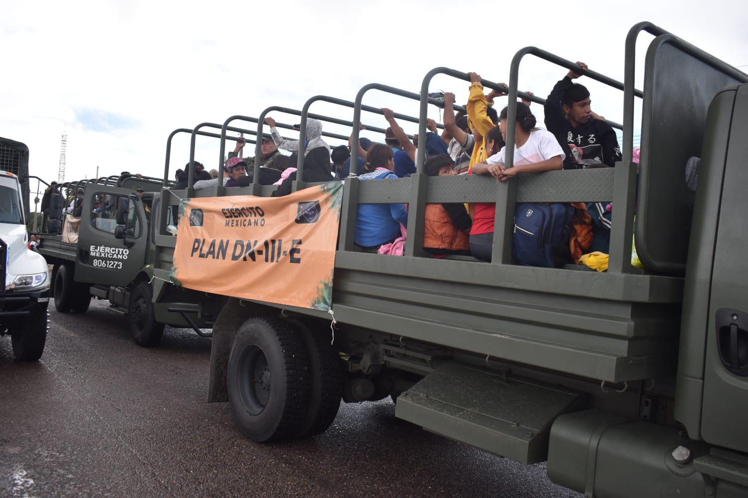 $!Rescatan a 74 jornaleros por inundación en campo agrícola de Villa Juárez