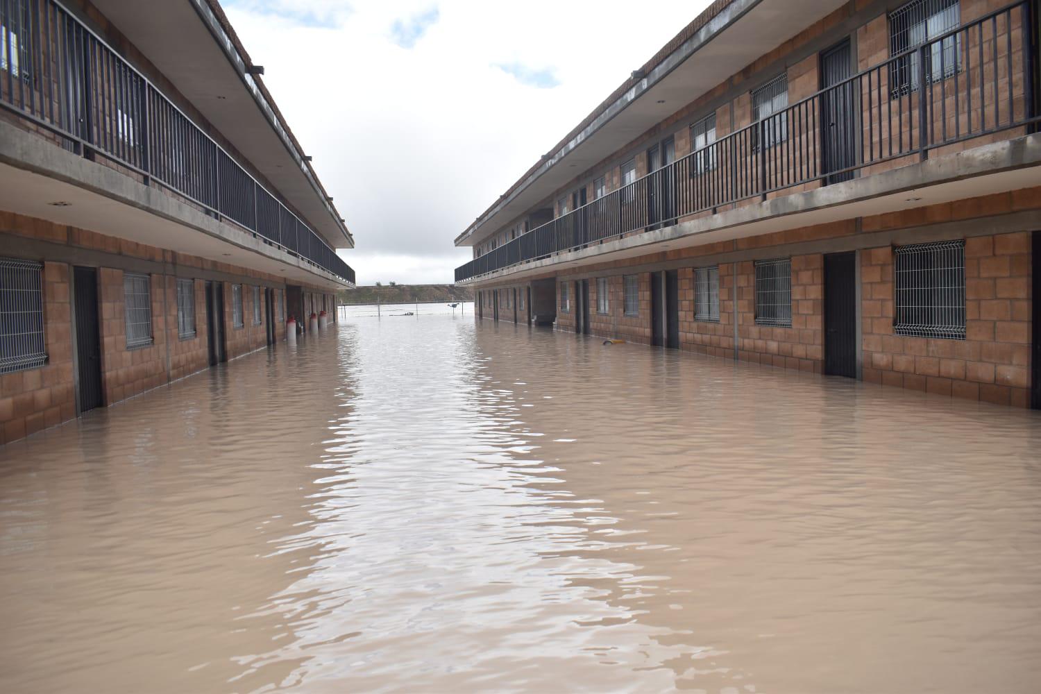 $!Rescatan a 74 jornaleros por inundación en campo agrícola de Villa Juárez