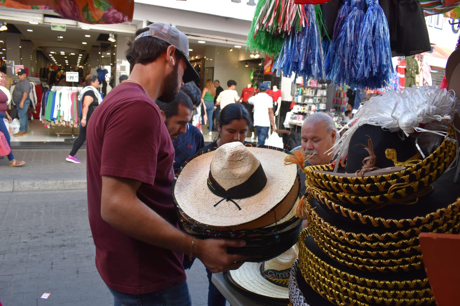 $!Artículos alusivos a la Revolución adornan el Mercado Garmendia en Culiacán