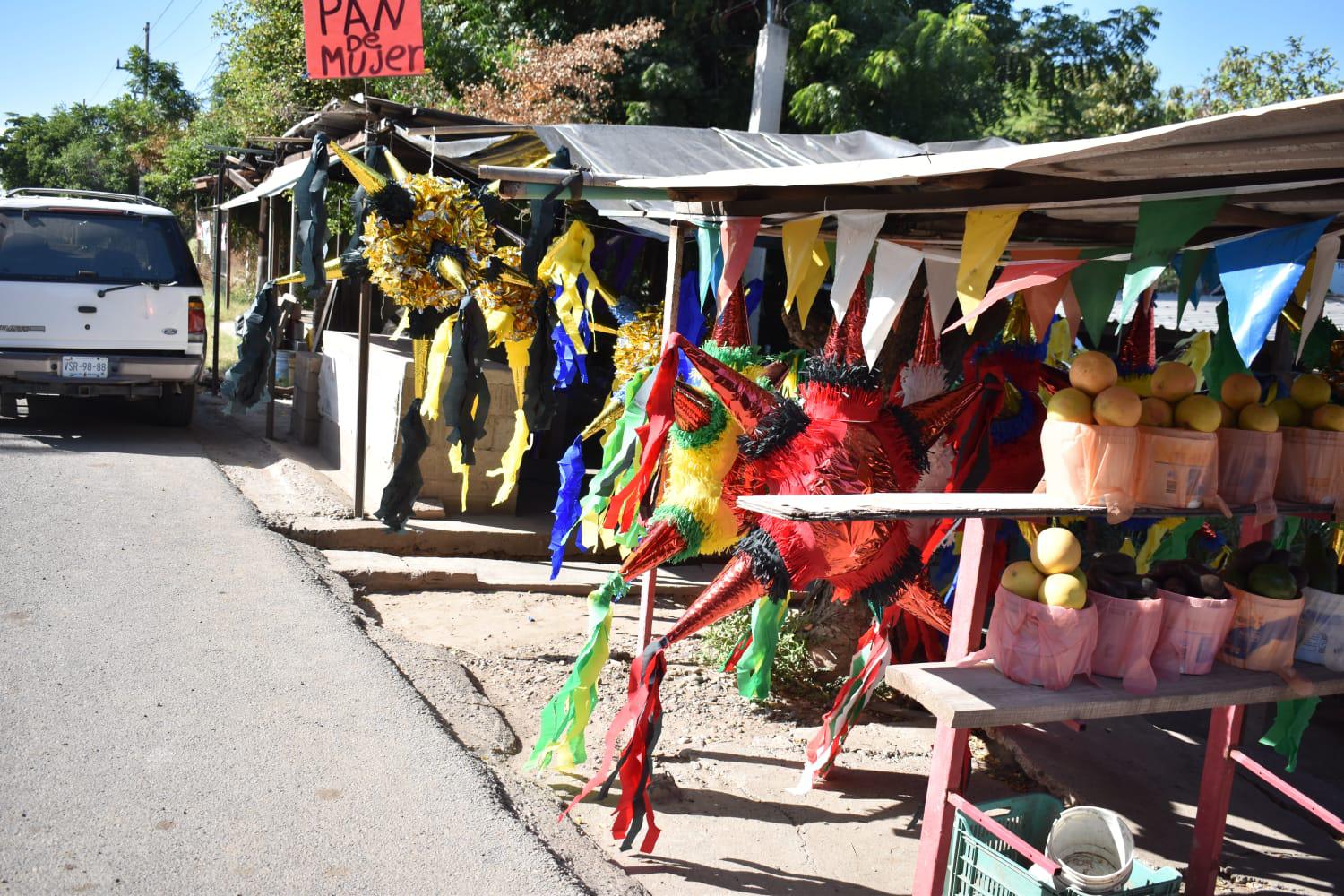 $!Piñateros de Navolato brindan alegría para las fiestas de Navidad