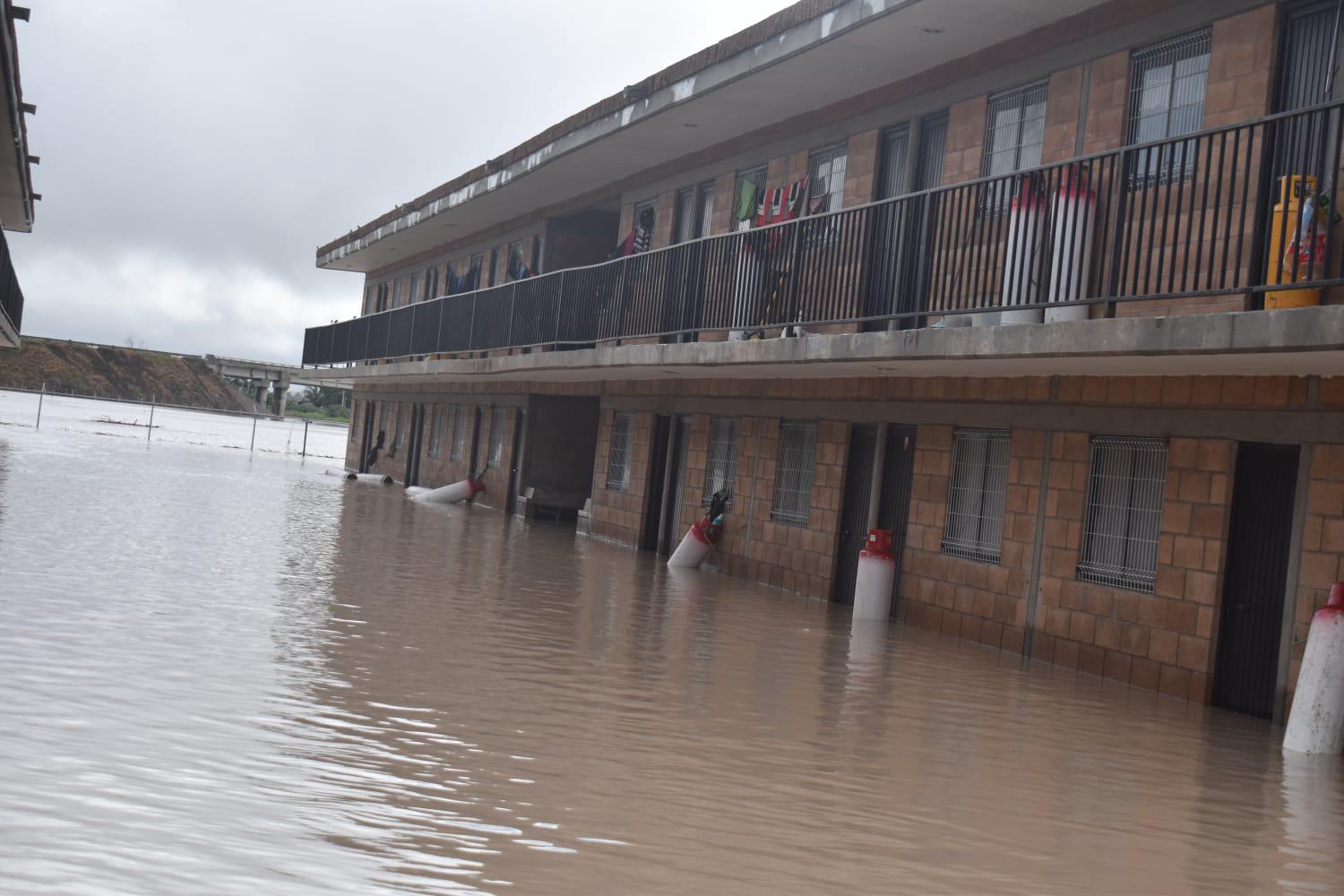 $!Rescatan a 74 jornaleros por inundación en campo agrícola de Villa Juárez