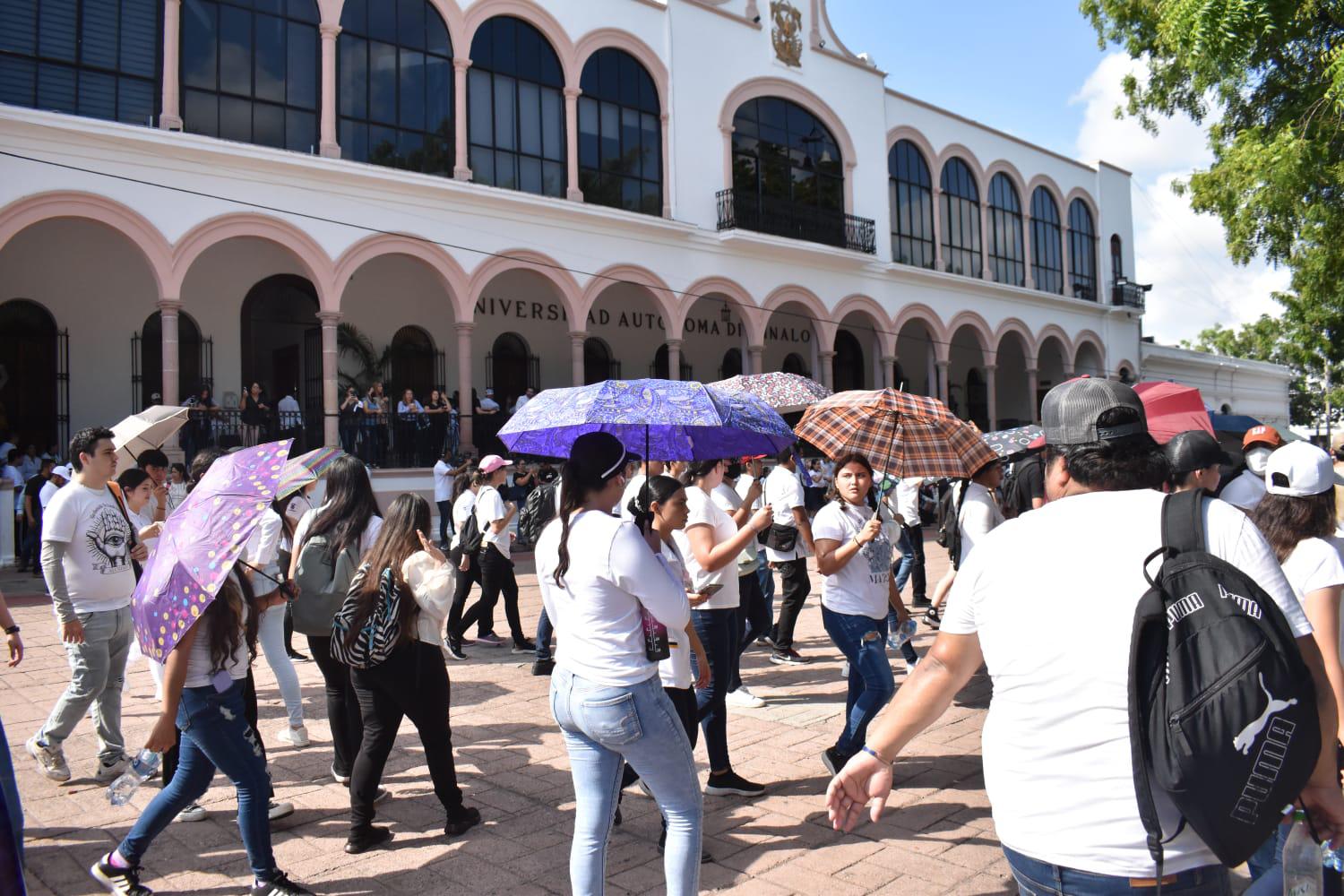 $!Marchan estudiantes de la UAS en defensa de la autonomía universitaria en Culiacán