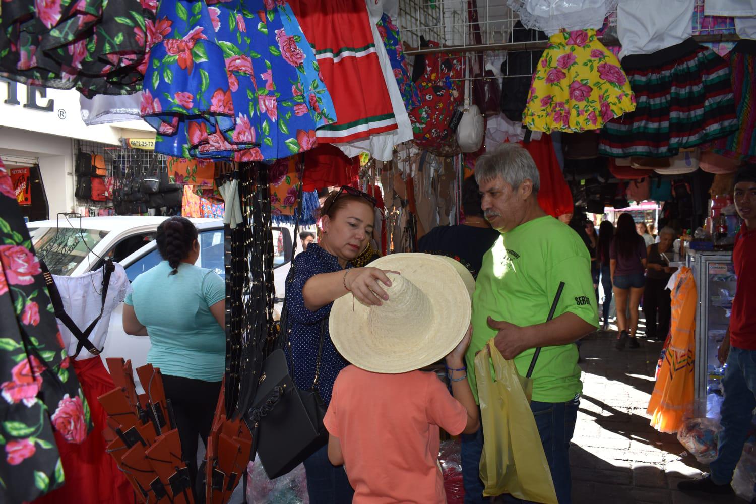 $!Artículos alusivos a la Revolución adornan el Mercado Garmendia en Culiacán