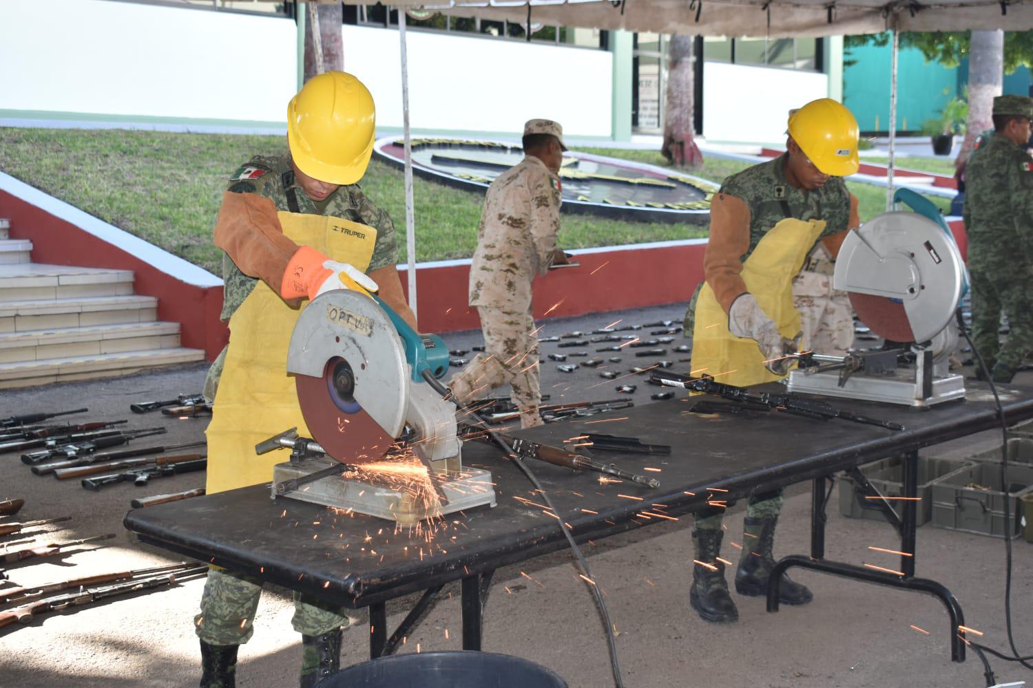 $!Destruyen en ceremonia más de 500 mil cartuchos y armas donadas en Sinaloa