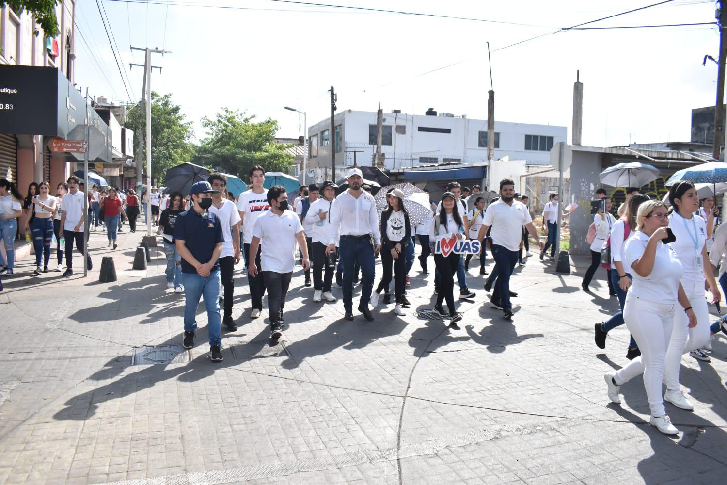 $!Marchan estudiantes de la UAS en defensa de la autonomía universitaria en Culiacán