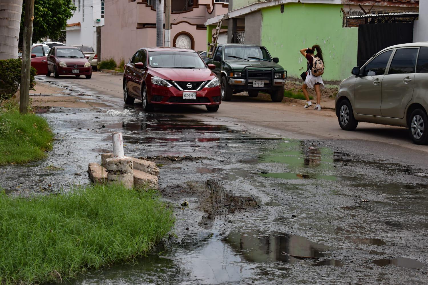 $!Viven en Villas del Estero en medio de fuga de aguas negras