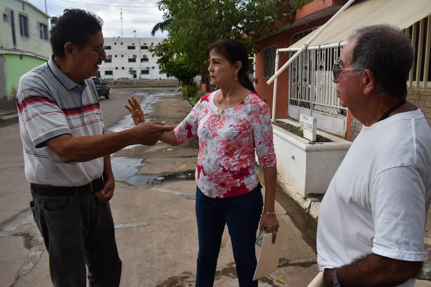 $!Viven en Villas del Estero en medio de fuga de aguas negras