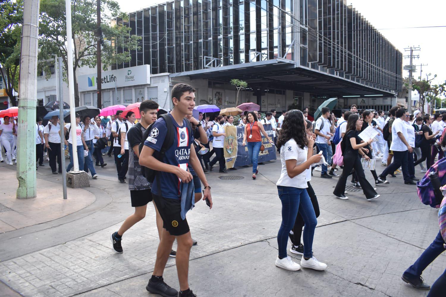 $!Marchan estudiantes de la UAS en defensa de la autonomía universitaria en Culiacán