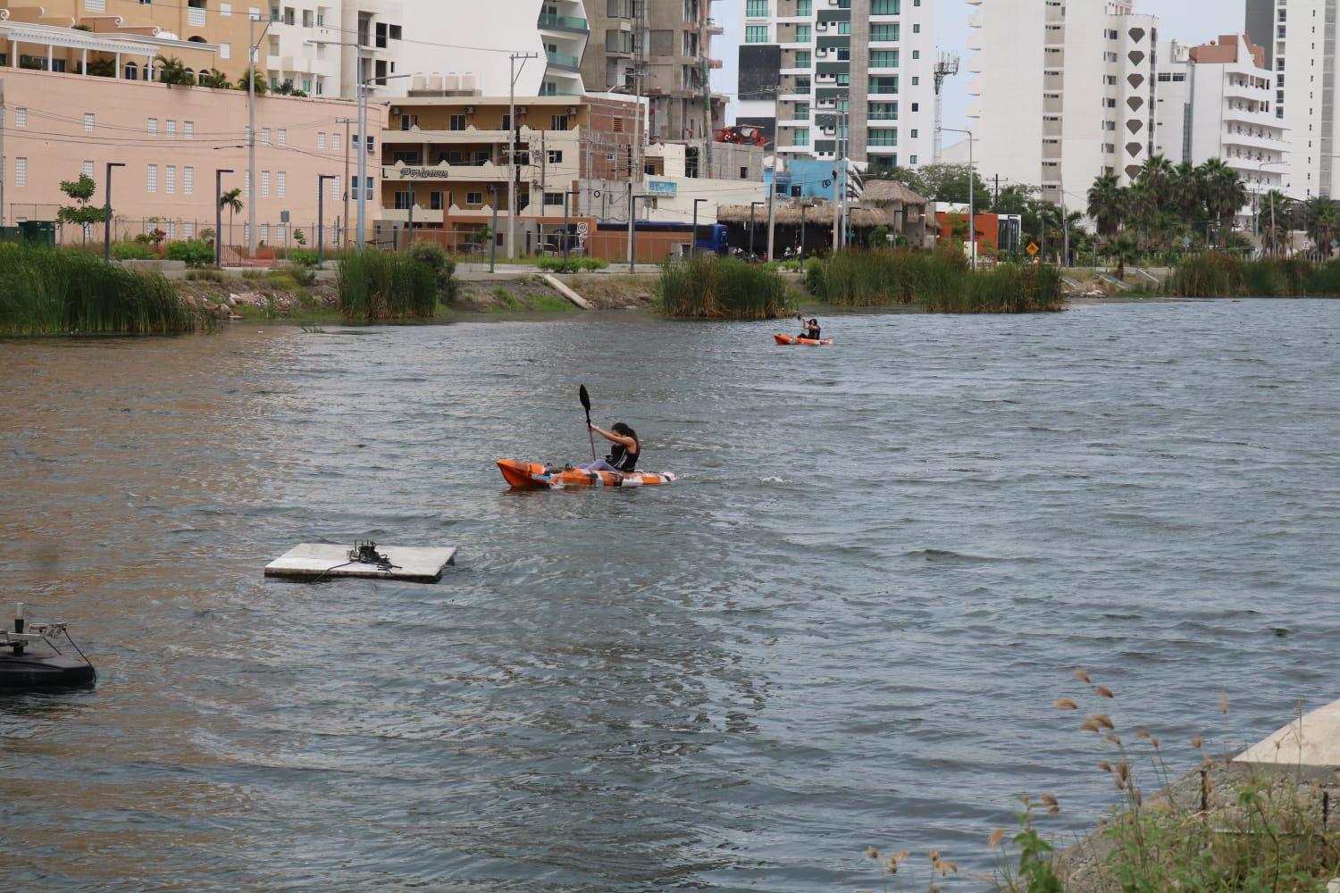 $!Se ponen a prueba en Competencia de Kayaks en el Parque Central Mazatlán