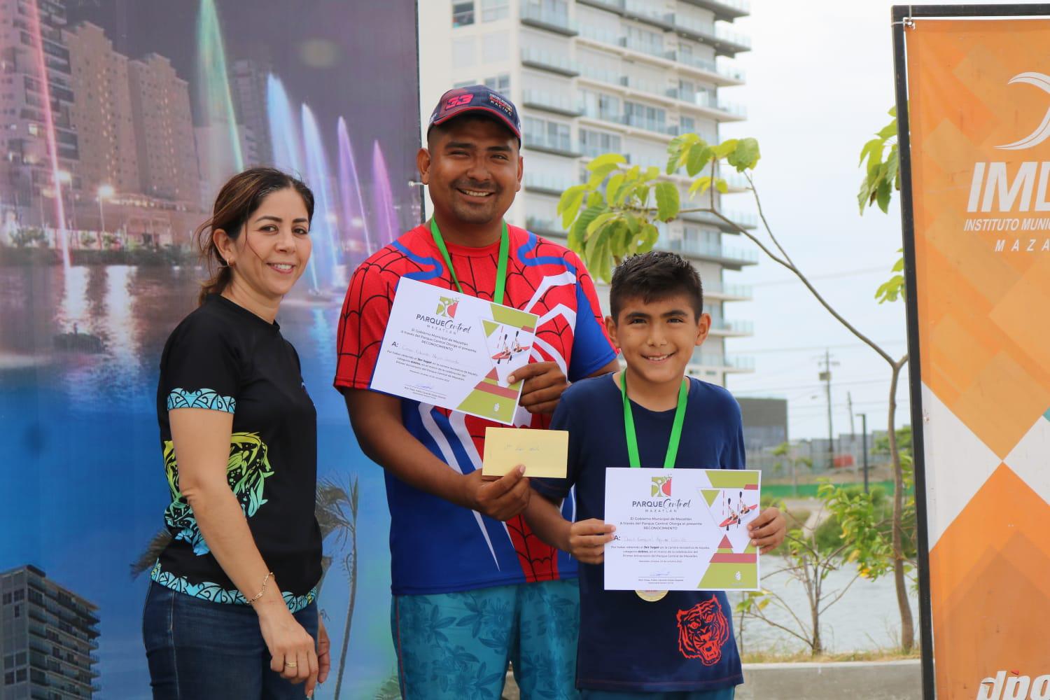 $!Se ponen a prueba en Competencia de Kayaks en el Parque Central Mazatlán