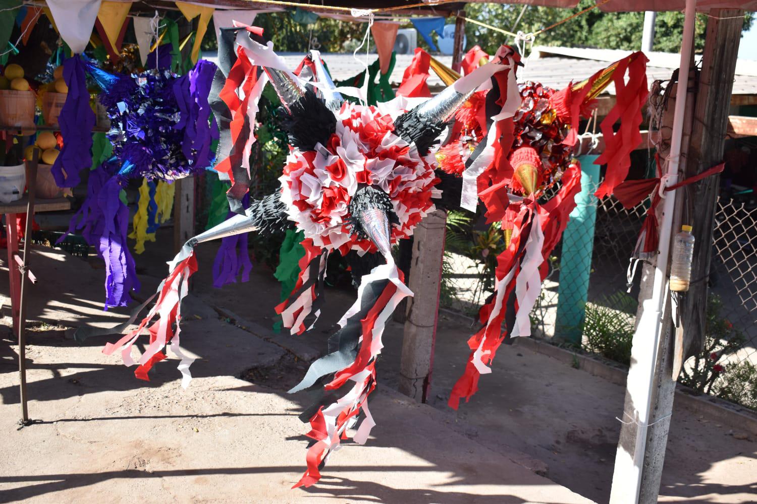 $!Piñateros de Navolato brindan alegría para las fiestas de Navidad