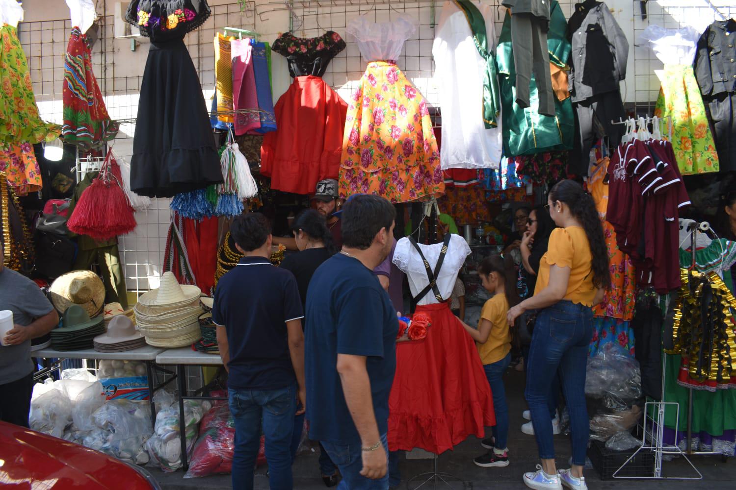 $!Artículos alusivos a la Revolución adornan el Mercado Garmendia en Culiacán