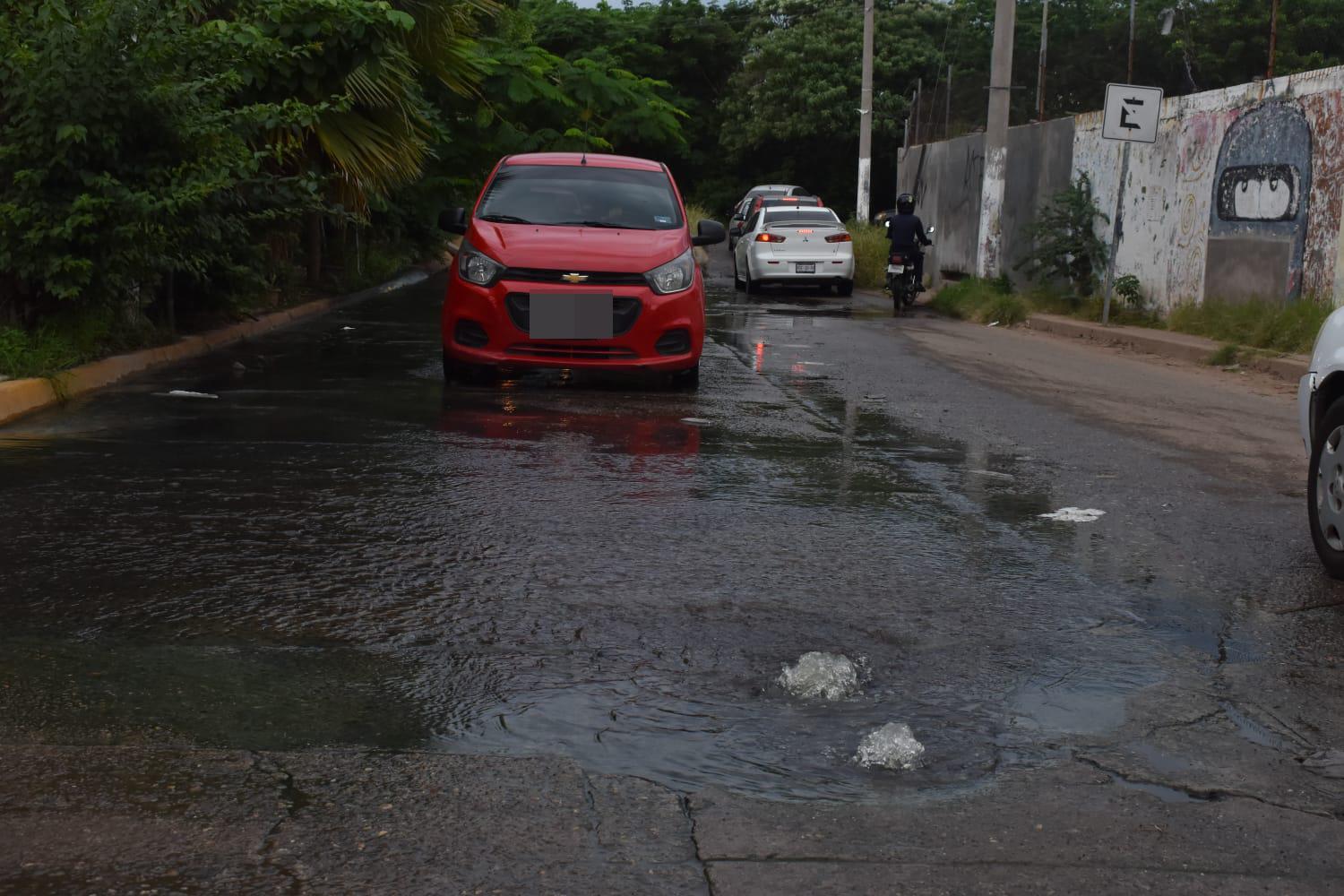 $!Viven en Villas del Estero en medio de fuga de aguas negras