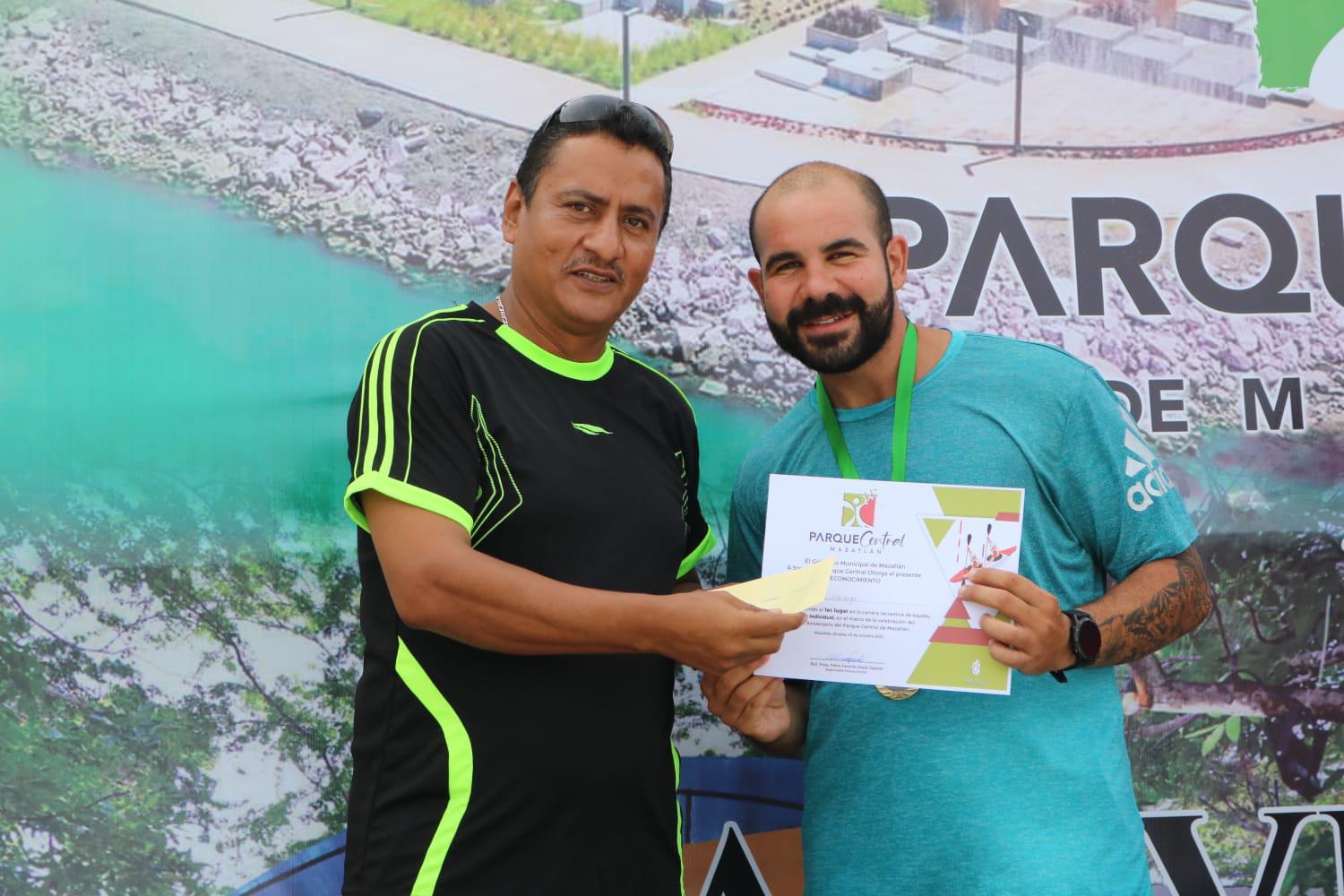 $!Se ponen a prueba en Competencia de Kayaks en el Parque Central Mazatlán