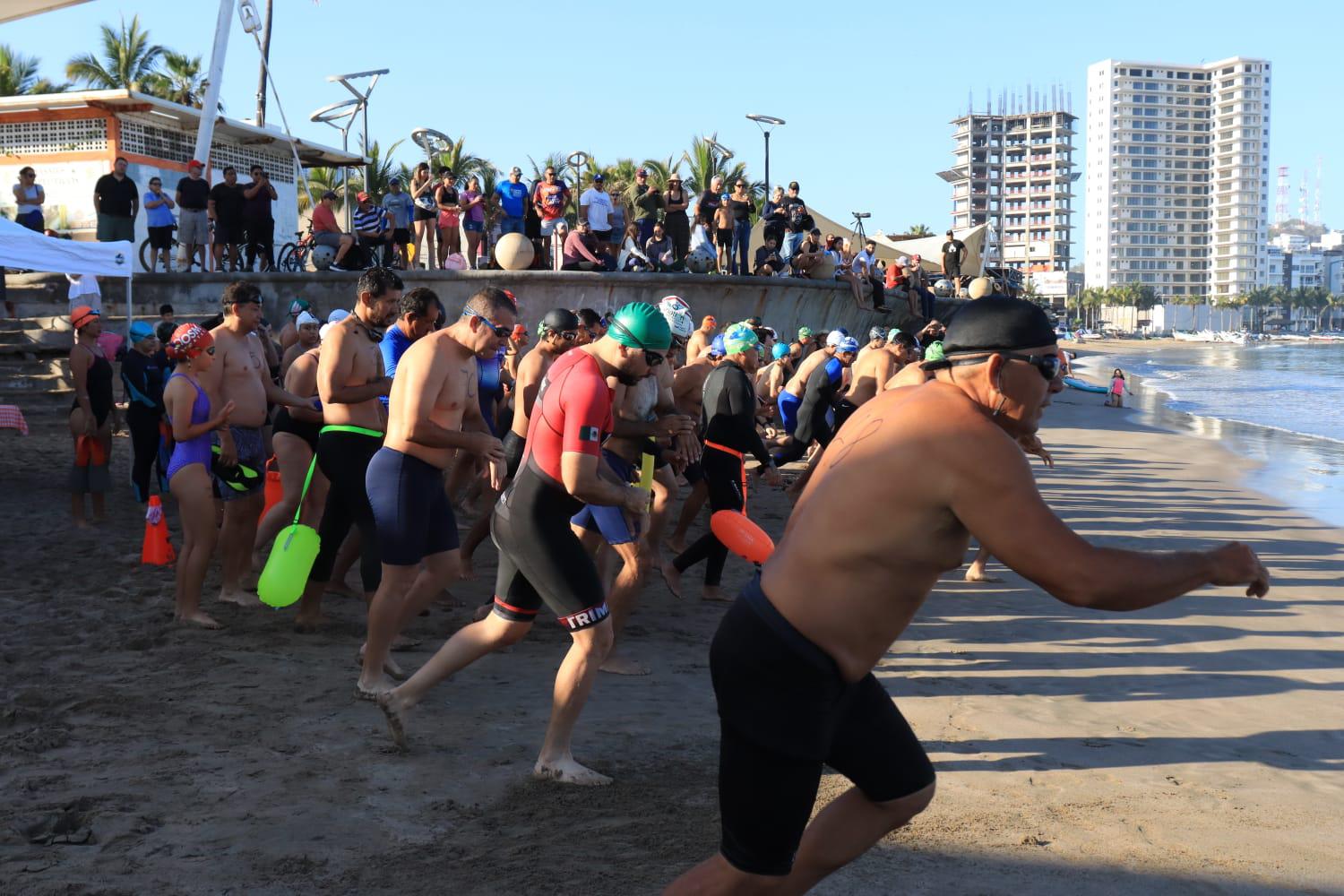 $!Celebran a niños y mamás, en la Quinta Puntuable de Natación