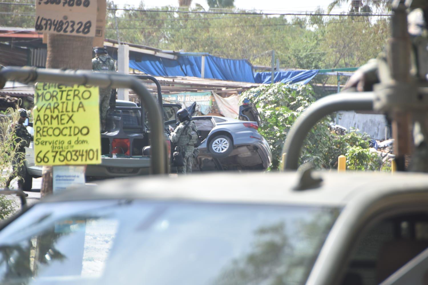 $!Enfrentamiento armado entre civiles y militares en Alturas del Sur deja un carro baleado y otro volcado