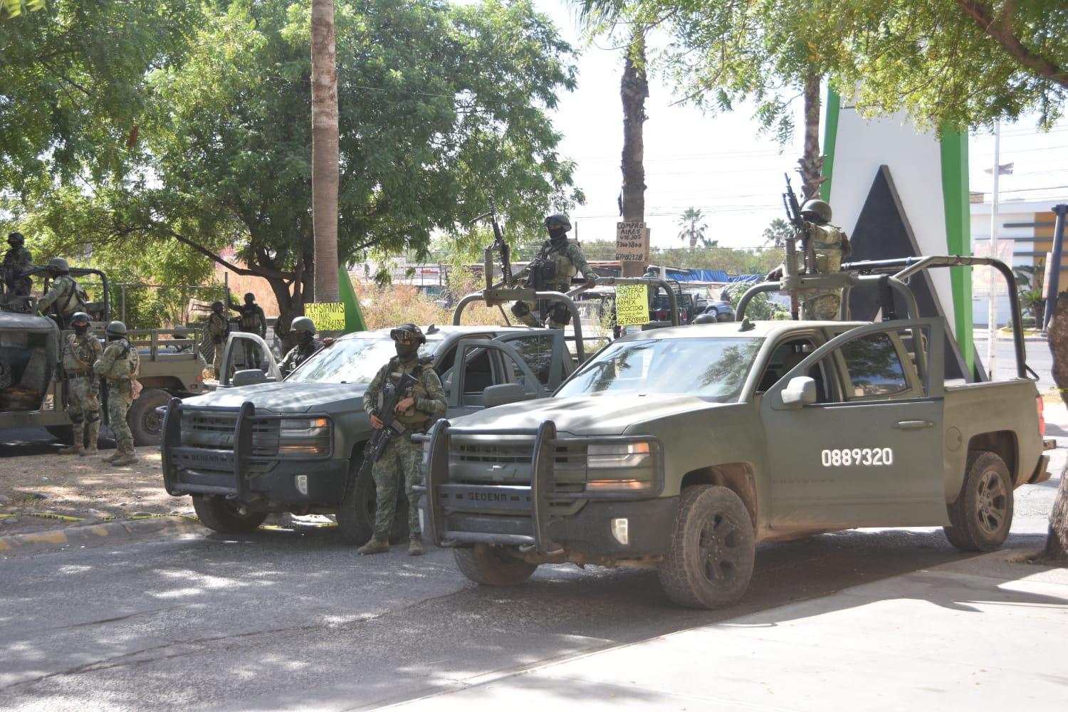 $!Enfrentamiento armado entre civiles y militares en Alturas del Sur deja un carro baleado y otro volcado