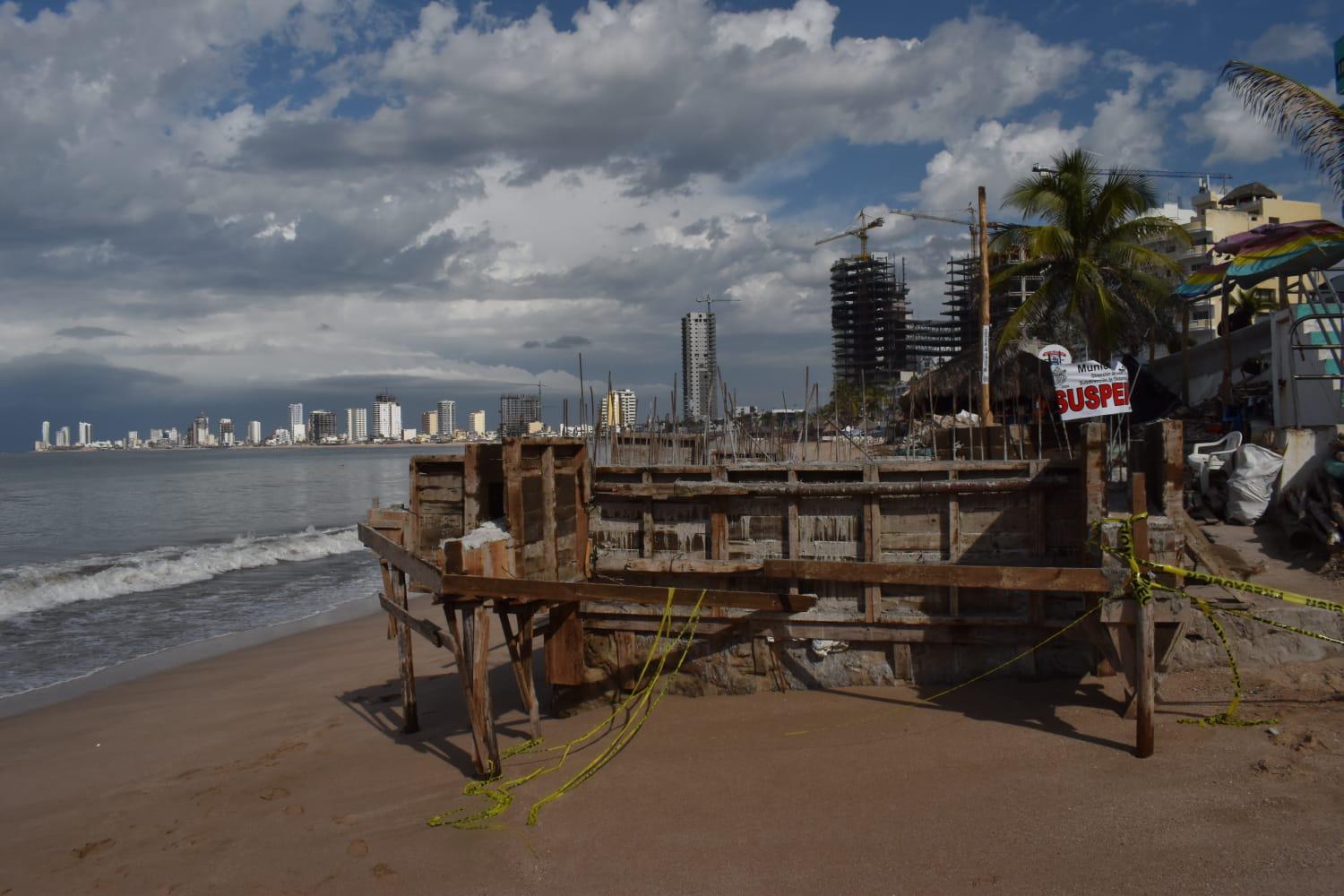 $!Denunciará Alcalde ante Semarnat obra de cimentación de palapa en Mazatlán